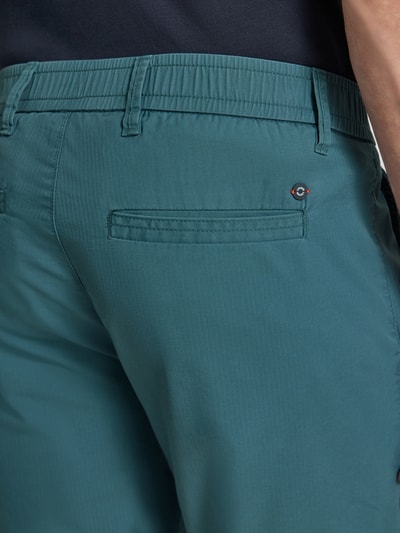 Männermodel trägt Chino-Shorts mit Gesäßleistentaschen von Lerros in Türkis, Baumwoll-Mix mit Stretch-Anteil, Detailaufnahme Rückansicht.