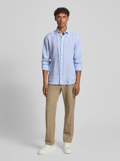 Männermodel trägt Slim Fit Leinenhemd mit Haifischkragen von Fynch-Hatton in Hellblau, Reines Leinen, Label-Stitching, Ganzkörperansicht von vorne.