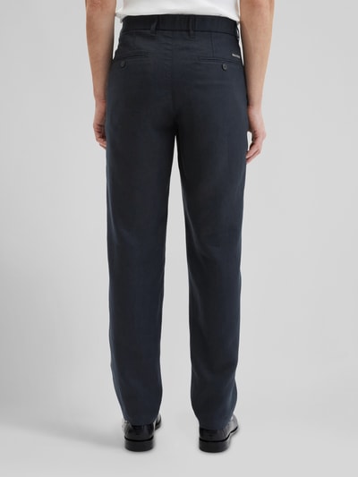 Männermodel trägt Tapered Leinenhose mit Gürtelschlaufen Modell 'OSBY JOGGER' von Marc O'Polo, Unifarben, reine Leinen, Ganzkörperansicht Rückansicht.