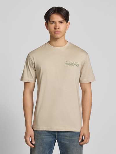 Männermodel trägt Regular Fit T-Shirt aus reiner Baumwolle Modell 'FRED' von Only & Sons, Optik: Unifarben, Motiv-Print, Rundhals, Kurzarm, Materialverarbeitung: Jersey, Ganzkörperansicht von vorne.