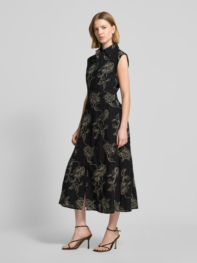 Frauenmodel trägt Hemdblusenkleid im Allover-Look Modell 'CATARINA' von Mango aus Baumwoll-Mix, A-Linie, Midikleid, Ganzkörperansicht von vorne.