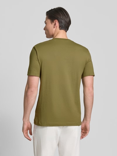 Männermodel trägt Regular Fit T-Shirt aus reiner Baumwolle von Marc O'Polo, Optik: Unifarben, Jersey, Ganzkörperansicht Rückansicht.