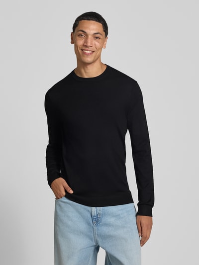 Männermodel trägt schwarzen Regular Fit Pullover aus Viskose-Mix Modell 'WYLER' von ONLY, Herren Pullover, Ganzkörperansicht von vorne.