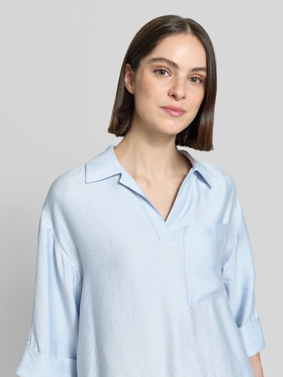 Vrouwenmodel draagt Bluse mit Brusttasche und V-Ausschnitt Modell 'Felmara' van OPUS in lichtblauw modalmix, loose fit, platte kraag, borstzak, mouwen met omslag, verlengde rug, Nahaufnahme bovenlichaam.