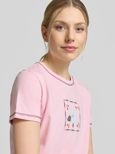 Frauenmodel trägt T-Shirt mit Motiv und Rundhalsausschnitt von Jake*s Casual in Rosa, reine Baumwolle, Regular Fit, Nahaufnahme Oberkörper.