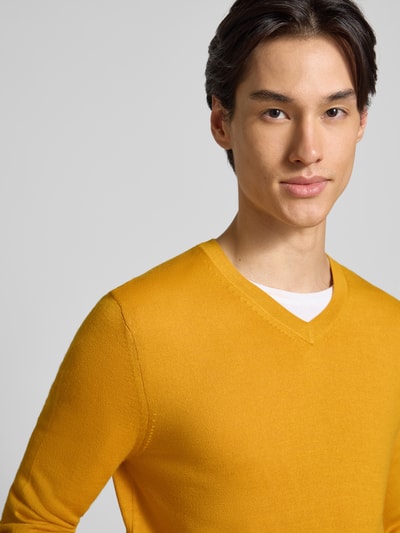 Christian Berg Men Sweter z dzianiny z mieszanki wełny merino z dekoltem w serek Żółty melanż 3