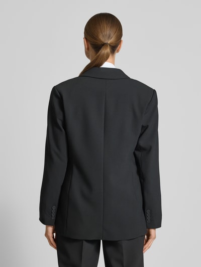Frauenmodel trägt Blazer mit Pattentaschen Modell 'RITA' von SELECTED FEMME, Unifarbenes-Design, Reverskragen, Gerader-Schnitt, Ganzkörperansicht Rückansicht.