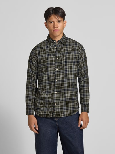 Männermodel trägt Regular Fit Freizeithemd mit Kentkragen Modell 'FIELD' von JACK & JONES, kariert in Grün, Blau, Weiß, Ganzkörperansicht von vorne. Kontext: Herren Freizeithemd aus reiner Baumwolle, Rückenlänge 75 cm, Schulterbreite 48 cm, Ärmellänge 65 cm.