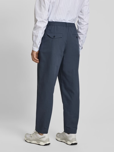 Männermodel trägt Shorts aus reiner Baumwolle von MAISON KITSUNÉ in Dunkelblau, elastischer Bund, Gesäßtaschen, Ganzkörperansicht Rückansicht.