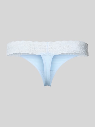 Produktfoto, String mit Spitze am Bund von Jake*s Casual aus Modal-Mix mit Stretch-Anteil, Körpernaher-Schnitt, Bund mit Spitze, hellblaue Farbe, glatte Textur und zarte Spitze am oberen Bund