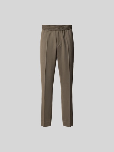 Produktfoto, Straight Fit Stoffhose mit Woll-Anteil von Filippa K für Herren aus Elastischer-Material-Mix in Braun mit Bundfalten und Eingrifftaschen auf hellem Hintergrund.