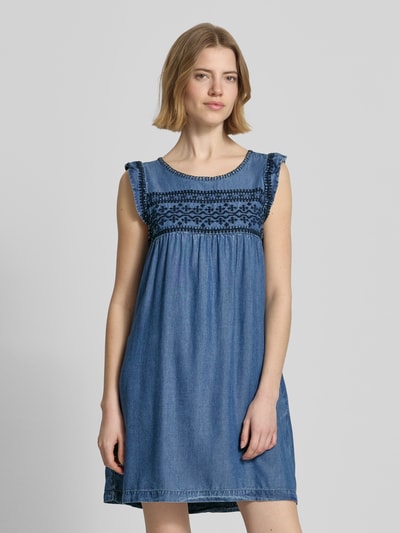 Vrouwenmodel draagt Tailliertes Jeanskleid aus Lyocell Modell 'CINDY' van Pepe Jeans in denimlook, getailleerde fit, mini-lengte, ronde hals, motief-stiksel, label-applicatie, ovale knoopsluiting, kapmouwen, rechte zoom, zijzakken, materiaal lyocell. Vooraanzicht bovenlichaam.