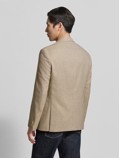 Männermodel trägt Regular Fit Blazer mit Viskose-Anteil von HECHTER PARIS, beżowy, kołnierz z połami, lamowane kieszenie, listwa z 2 guzikami, aplikacja z logo, długość tyłu 72 cm, szerokość ramion 38 cm, długość rękawów 64 cm, elastyczna mieszanka materiałów, widok całej sylwetki z tyłu