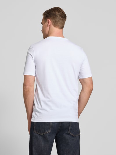 Männermodel trägt T-Shirt mit Label-Detail von bugatti in Weiß, Baumwolle, gerader Schnitt, Rundhalsausschnitt, Ganzkörperansicht Rückansicht.