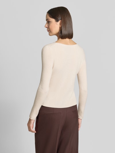 Modelka nosi sweter z dzianiny Regular Fit Strickpullover aus reinem Kaschmir od Christian Berg Woman w kolorze ecru, kaszmir, krój regular fit, okrągły dekolt, ozdobny szew, długi rękaw, długość tyłu w rozmiarze S: 53 cm, długość rękawów w rozmiarze S: 63 cm, widok całej sylwetki z tyłu.