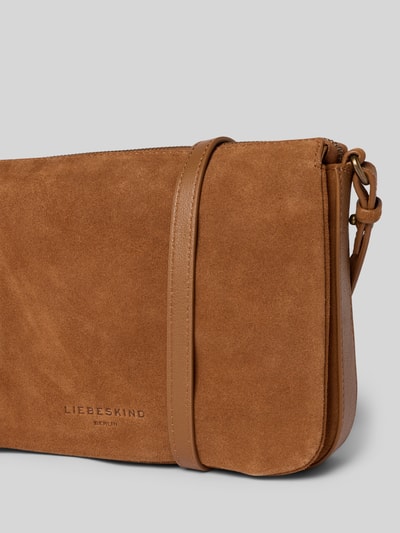 Produktfoto, Schultertasche aus Leder Modell 'NINA' von LIEBESKIND BERLIN in Braun, glatte und weiche Textur, Label-Detail gut sichtbar