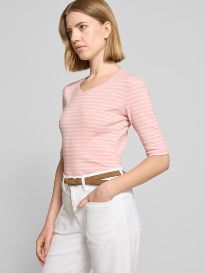 Frauenmodel trägt Longsleeve mit 3/4-Arm und V-Ausschnitt von Christian Berg Woman, rosa mit weißen Streifen, Baumwoll-Mix, Nahaufnahme Oberkörper