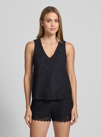 Frauenmodel trägt Regular Fit Trägertop aus Baumwoll-Mix Modell 'HONEY' von Vero Moda, Optik: Unifarben, Spitzen-Muster, V-Ausschnitt, breite Träger, Materialverarbeitung: Spitze, Farbe Schwarz, Ganzkörperansicht von vorne.