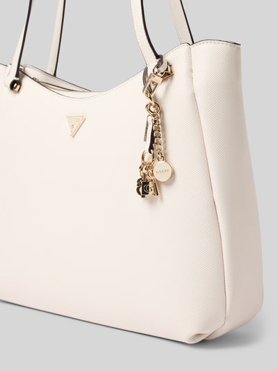 Produktfoto, Tote Bag aus Leder-Imitat Modell 'Gilda' von GUESS in Creme mit Logo-Detail, schmalen Schulterriemen und goldfarbenem Anhänger