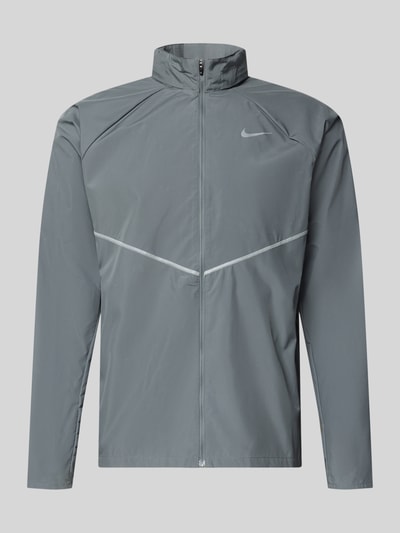 Produktfoto, graue Regular Fit Jacke mit Stehkragen Modell 'Miler' von NIKE TRAINING mit Logo-Print und Reißverschluss, glatte Oberfläche