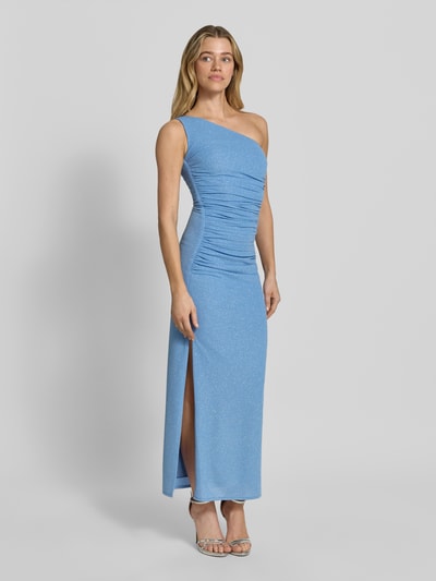 Frauenmodel trägt Midikleid mit Seitenschlitz von TROYDEN COLLECTION, Figurbetont, Drapierungen, One-Shoulder-Look, Hellblau, Ganzkörperansicht von vorne.