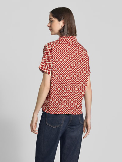 Vrouwenmodel draagt Regular Fit T-shirt uit puur katoen van Marc O'Polo, all-over motief, overhemdkraag, korte mouw, knoopsluiting, rugaanzicht