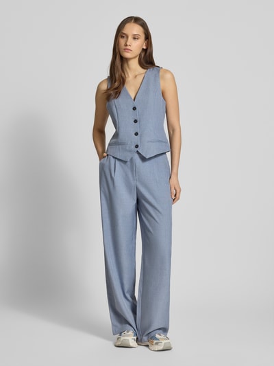 Kobiece modelka nosi Regular Fit Weite Hose mit Schiebehakenverschluss Modell 'LINDA' od ONLY, melanż, krój regular fit, szlufki na pasek, wpuszczane kieszenie, zapięcie na haftkę, guzik i zakryty zamek, spodnie z efektem melanżu, widok całej sylwetki z przodu.