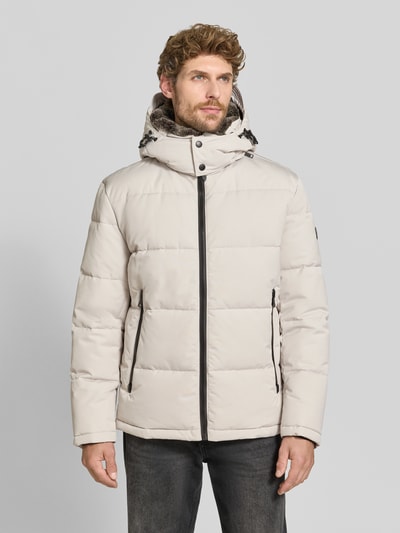 Männermodel trägt helle Regular Fit Steppjacke mit Reißverschlusstaschen Modell 'ARCOLA' von Strellson, Herren Steppjacke, Ganzkörperansicht von vorne.