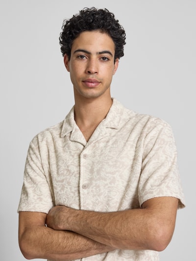 Männermodel trägt Relaxed Fit Freizeithemd mit Baumwoll-Anteil Modell 'CLEMENT' von Only & Sons, Optik:Allover-Muster, Frottee, Nahaufnahme Oberkörper.