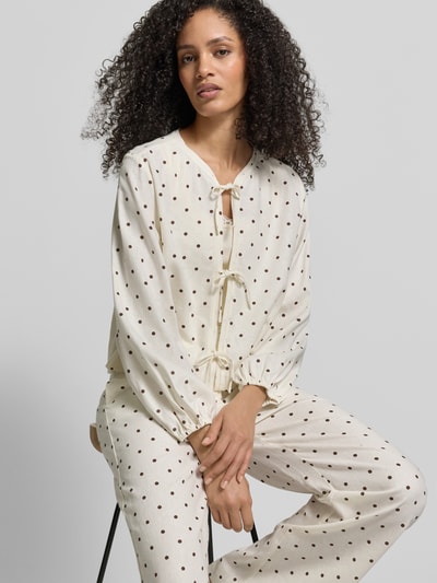 Frauenmodel trägt Regular Fit Bluse mit Zierschleifen von Jake*s Casual im Leinen-Viskose-Mix, Rundhalsausschnitt, Langärmelig, Ganzkörperansicht von vorne.