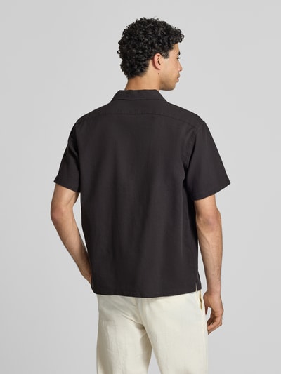 Männermodel trägt Regular Fit Freizeithemd mit Strukturmuster Modell 'Global' von Jack & Jones, Reine Baumwolle, Kurzärmelig, Reverskragen, Durchgängige Knopfleiste, Rückenlänge 71 cm, Schulterbreite 51 cm, Ärmellänge 25 cm, dunkle Farbe, lockere Passform, Strukturierte Oberfläche, Ganzkörperansicht Rückansicht.