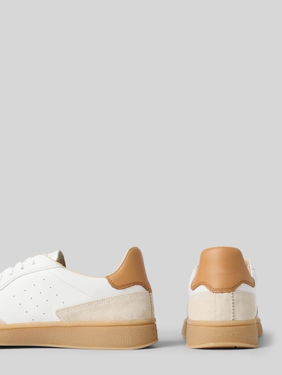 Produktfoto, Sneaker aus echtem Leder mit Logo-Detail Modell 'Cuzmo' von Gant, weiß und beige, abgerundete Form, profilierte Sohle, Schnürverschluss, Schafthöhe 9 cm, Absatzhöhe 3 cm, Schaftweite 9 cm, strukturierte Oberfläche