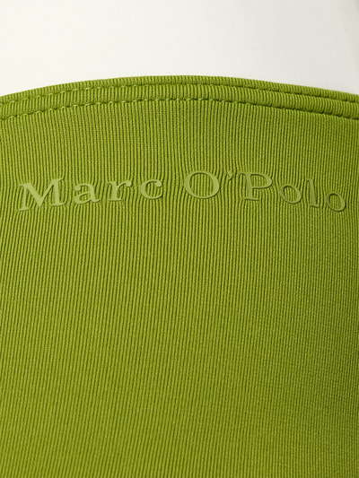 Frauenmodel trägt Bikini Slip mit Kontrastbund von Marc O'Polo, Optik: Unifarben, Label-Print, Bundabschluss: Kontrastbund, elastisch, Detailaufnahme.