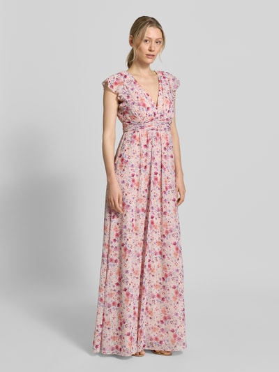 Frauenmodel trägt Abendkleid aus Chiffon mit floralem Allover-Print von Jake*s Cocktail in Rosa-Lila, Taillierte Passform, V-Ausschnitt, Kappärmel in Rüschen-Optik, Raffungen, Ganzkörperansicht von vorne.
