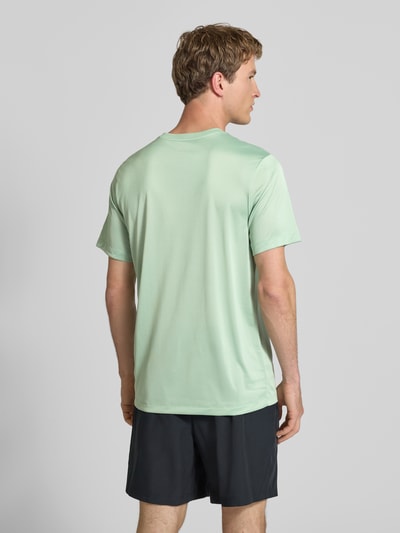 Męski model ma na sobie T-Shirt mit Logo-Print und Rundhalsausschnitt von NIKE TRAINING w kolorze jasnej mięty, prosty krój, długość tyłu w rozmiarze M: 66 cm, całkowity widok z tyłu.