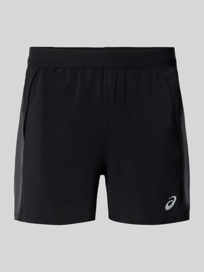 Produktfoto, schwarze Shorts mit grauen Seiteneinsätzen und Logo-Print, glatte Textur, Shorts mit Logo-Print Modell 'ROAD 5IN' von ASICS, elastischer Bund, Bundweite 38 cm, Innenbeinlänge 13 cm