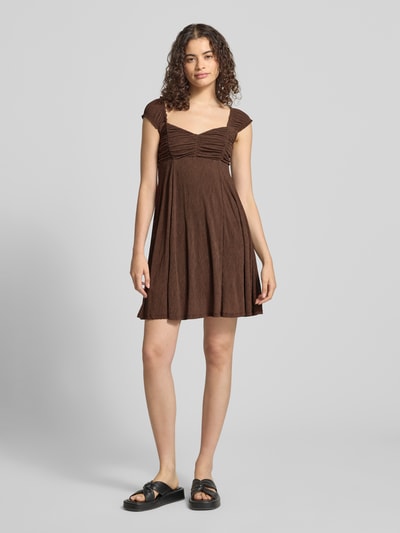Vrouwenmodel draagt bruin vrijetijdsjurk met structuurpatroon Ausgestelltes Freizeitkleid mit Strukturmuster model 'HELDA' van ONLY, dames, volledige lichaamsaanzicht van voren.