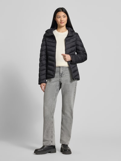 Kobiece model nosi Regular Fit Puffer Jacket mit Reißverschlusstaschen od Jake*s Casual, jednokolorowy, krój regular fit, kaptur, zamek błyskawiczny, długi rękaw, kieszenie zapinane na zamek błyskawiczny, wykończenie materiału: stepp, całopostaciowy widok z przodu.