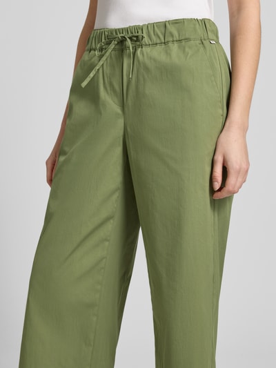Kobiece model nosi Regular Fit Culotte aus Baumwoll-Mix von Brax, efekt: jednolity kolor, krój regular fit, długość: krój krótki, ściągacz w pasie, materiał: mieszanka bawełny, zbliżenie na górną część ciała.