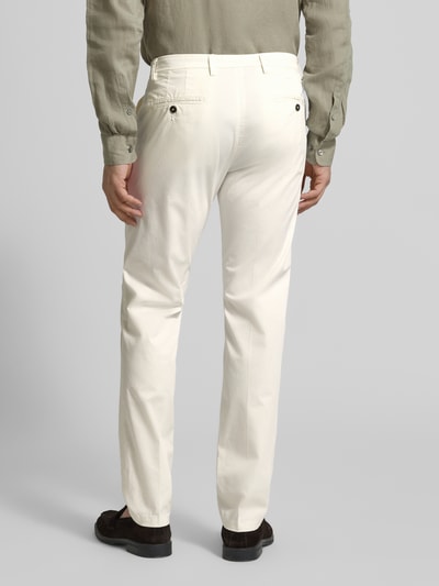 Männermodel trägt Hose mit Eingrifftaschen von Manuel Ritz aus Baumwoll-Elasthan-Mix, Slim Fit, Gesäßtaschen, Ganzkörperansicht Rückansicht.