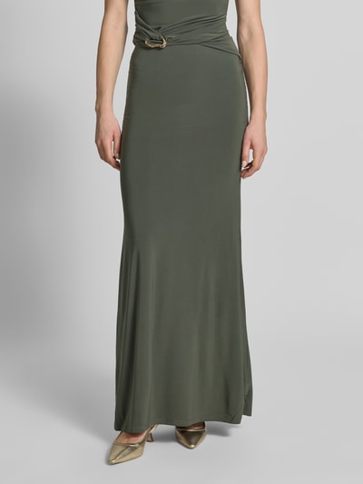 Frauenmodel trägt Maxirock mit Drapierungen Modell 'Mimi Flute' von Forever New in Olivgrün, fließende A-Linie, Nahaufnahme Unterkörper. Material-Mix mit Stretch-Anteil.