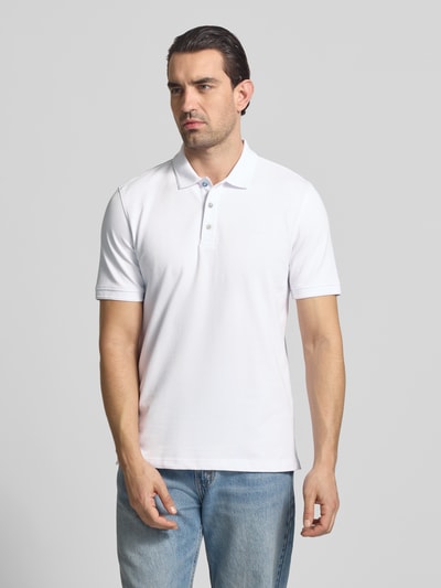 Männermodel trägt Regular Fit Poloshirt mit Logo-Detail Modell 'Pete' von BRAX aus elastischem Baumwoll-Mix, Unifarben, Kurzärmelig, Ganzkörperansicht von vorne.