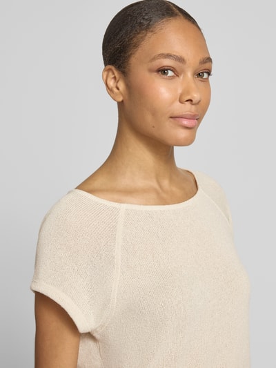Frauenmodel trägt Strickshirt aus Viskose-Mix Modell 'Svalla' von OPUS in Beige, feine Stricktextur, Nahaufnahme Oberkörper, Regular Fit
