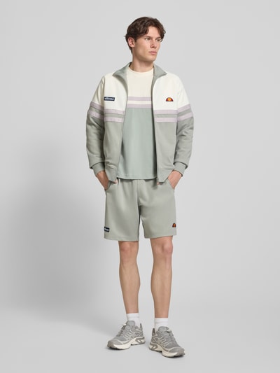Männermodel trägt Shorts mit Label-Stitchings Modell 'BERTONI' von ellesse, Relaxed Fit im Baumwoll-Mix, Ganzkörperansicht von vorne.