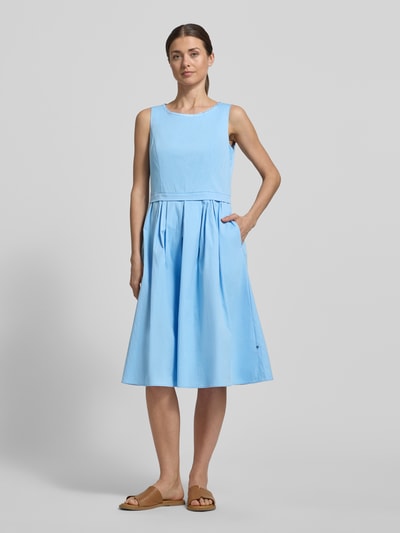 Kobiece model nosi sukienka midi z okrągłym dekoltem od ROBE LÉGÈRE, mieszanka bawełny z dodatkiem streczu, linia a, plisy, długość tyłu w rozmiarze 36: 40 cm, szerokość w rozmiarze 36: 48 cm, jasnoniebieski kolor, gładka tekstura, widok całej sylwetki od przodu.