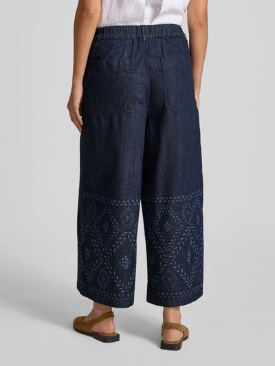 Frauenmodel trägt Wide-Leg-Pants aus dunkelblauem Baumwoll-Denim mit Muster, Wide-Fit von Weekend Max Mara, Ganzkörperansicht Rückansicht.