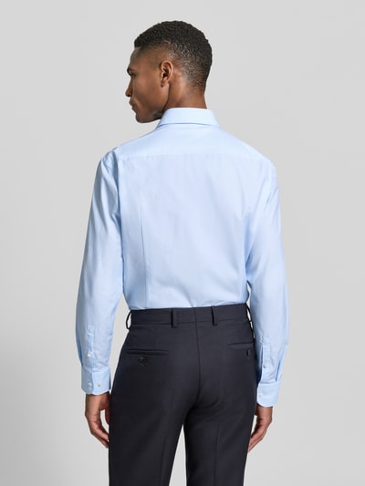 Männermodel trägt Slim Fit Freizeithemd aus reiner Baumwolle von BOSS in Optik: Unifarben, Haifischkragen, Popeline, Ganzkörperansicht Rückansicht.