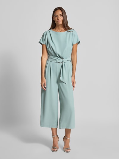 Frauenmodel trägt Jumpsuit mit Stretch-Anteil von Betty Barclay in Hellblau, Kurzarm, 7/8-Länge, mit Gürtel, Ganzkörperansicht von vorne.