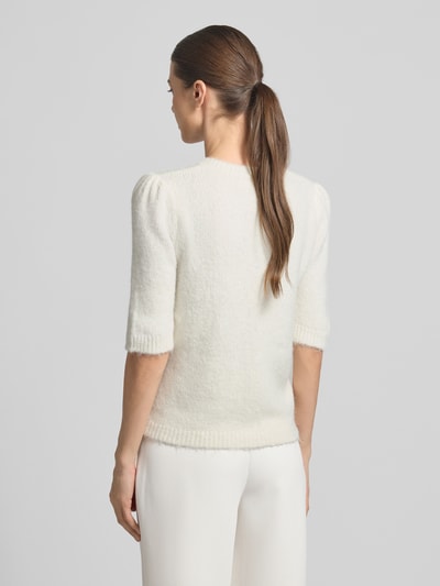 Modelka nosi Cardigan in Strick-Optik Modell 'Marle' od GUIDO MARIA KRETSCHMER WOMAN, elastyczny materiał, dopasowany krój slim fit, biały kolor, okrągły dekolt, prążkowane wykończenia, długość pleców 57 cm w rozmiarze 36, widok całej sylwetki od tyłu.