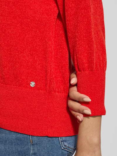 Frauenmodel trägt Strickpullover aus Sommerchenille mit 3/4-Arm von monari in Rot, Material-Mix, Nahaufnahme Oberkörper.